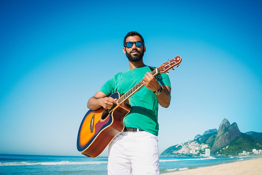 man playing guitar near ocean during daytime, man playing acoustic guitar outdoor HD wallpaper