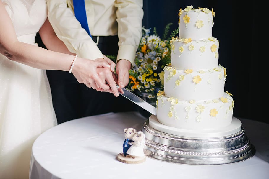 Bride and Groom Cutting Cake Wedding Day, newly wed cutting cake on table HD wallpaper