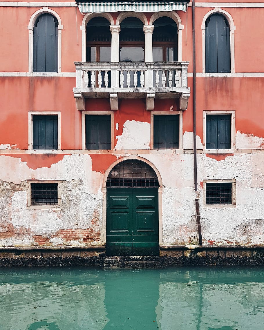 green body of water under sunny sky, red and white house, facade HD wallpaper