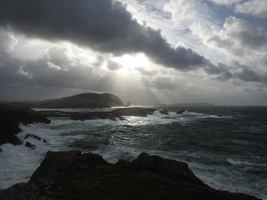 ocean waves crushing on rock formation under gray heavy clouds photography, HD wallpaper