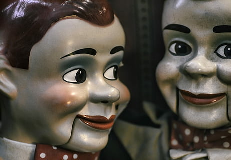 close-up photo of Goosebumps Slappy the Dummy ventriloquist doll, porcelain doll in front of mirror HD wallpaper