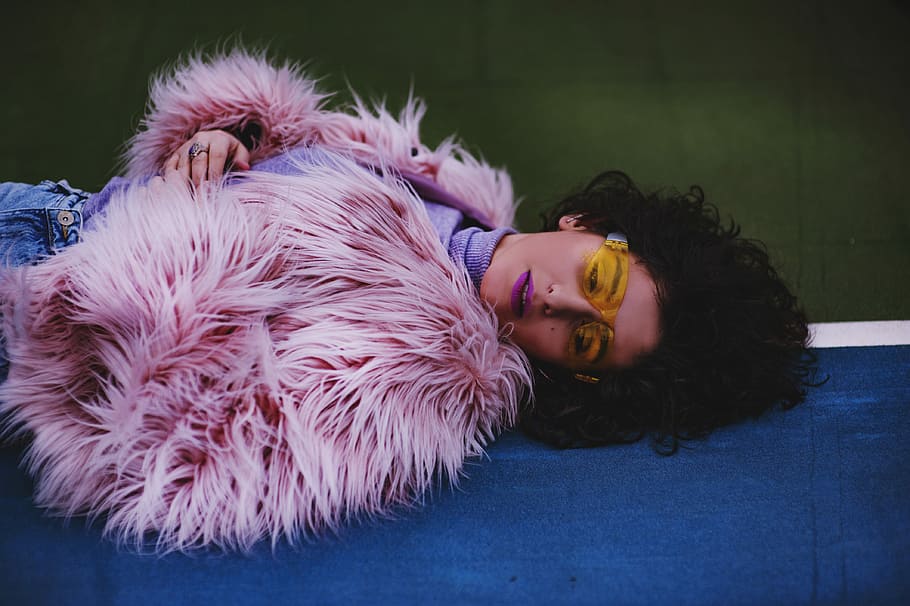 woman wearing pink fur, woman in pink fur coat and wearing yellow sunglasses HD wallpaper