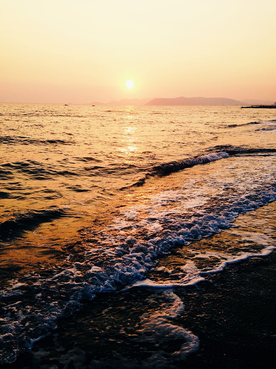 ocean waves during sunset, calm sea waves with sun at the horizon HD wallpaper