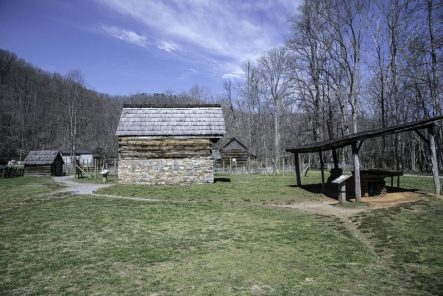 Old wooden log cabins village in Great Smoky Mountains National Park, North Carolina, HD wallpaper