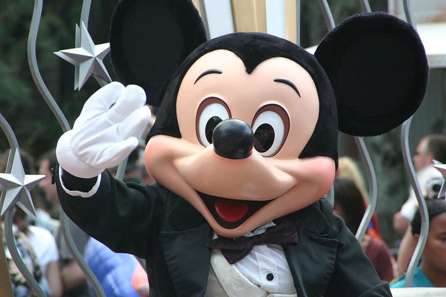 Mickey Mouse waves his hand, Walt Disney, Parade, disneyland
