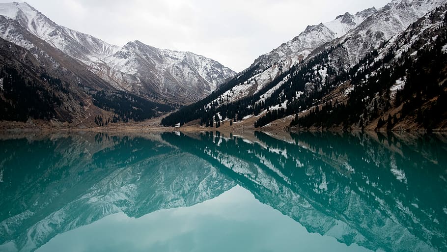 lake surrounded with mountains during daytime, mountain beside body of water HD wallpaper