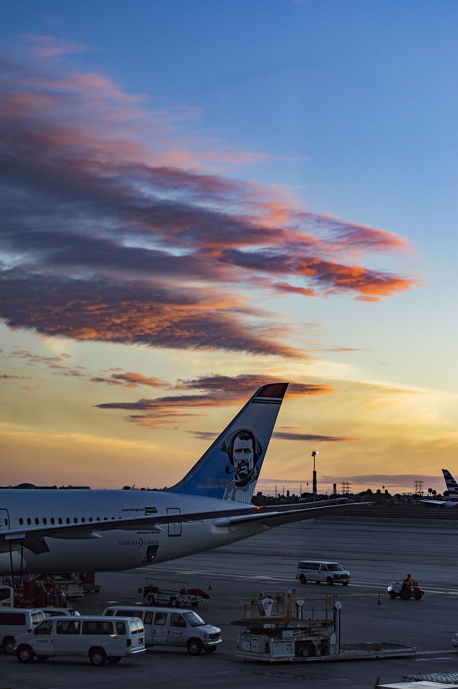 white and blue airplane during sunset, white commercial plane on airport HD wallpaper