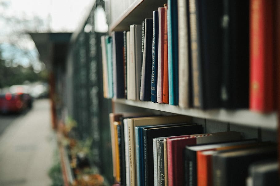 bookshelf photo, pile of book on rack, outdoor, bokeh, street HD wallpaper