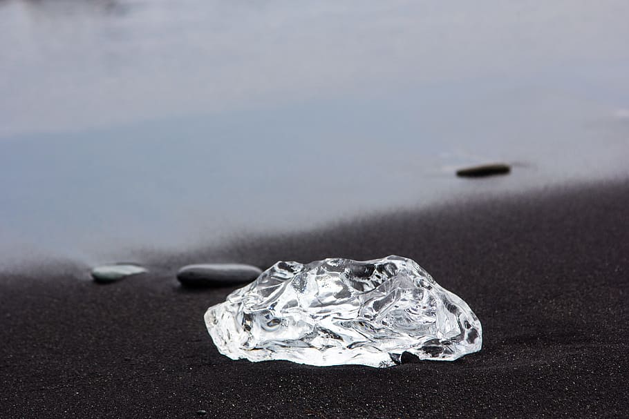 clear stone on shore at daytime, clear photography of a chrystal fragment in black surface HD wallpaper