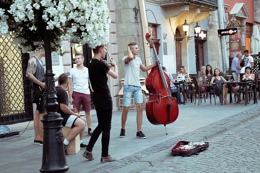 man playing violin and cello at the street, music, urban, city, HD wallpaper