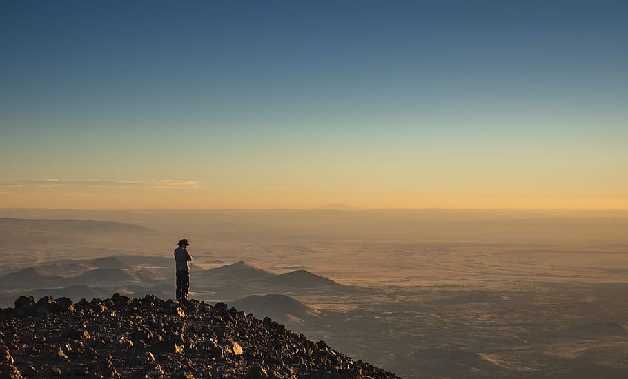 man standing on cliff during golden hour, man standing at the top of the mountain HD wallpaper
