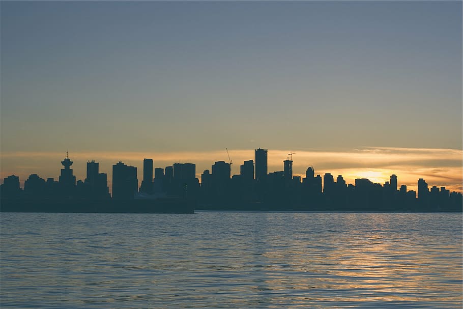 silhouette of city buildings during sunset, dusk, skyline, lake HD wallpaper
