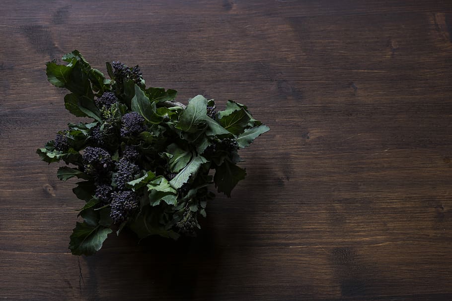 top view photography of purple fruit, green leaves on table, broccoli HD wallpaper