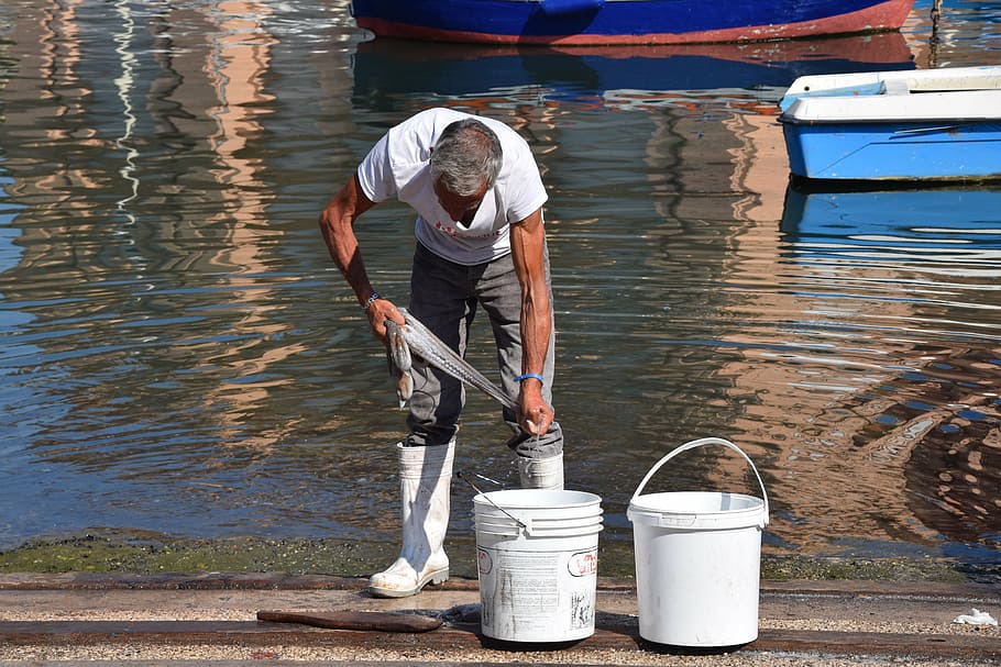 italy, barry, catch, water, one person, real people, men, standing HD wallpaper