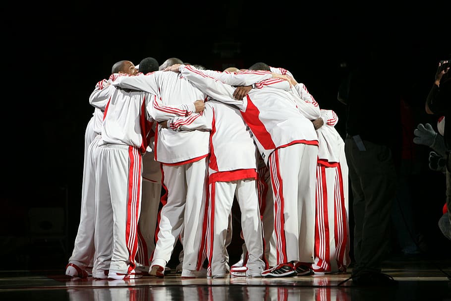 men huddled together before a game inside stadium, pro basketball team, HD wallpaper