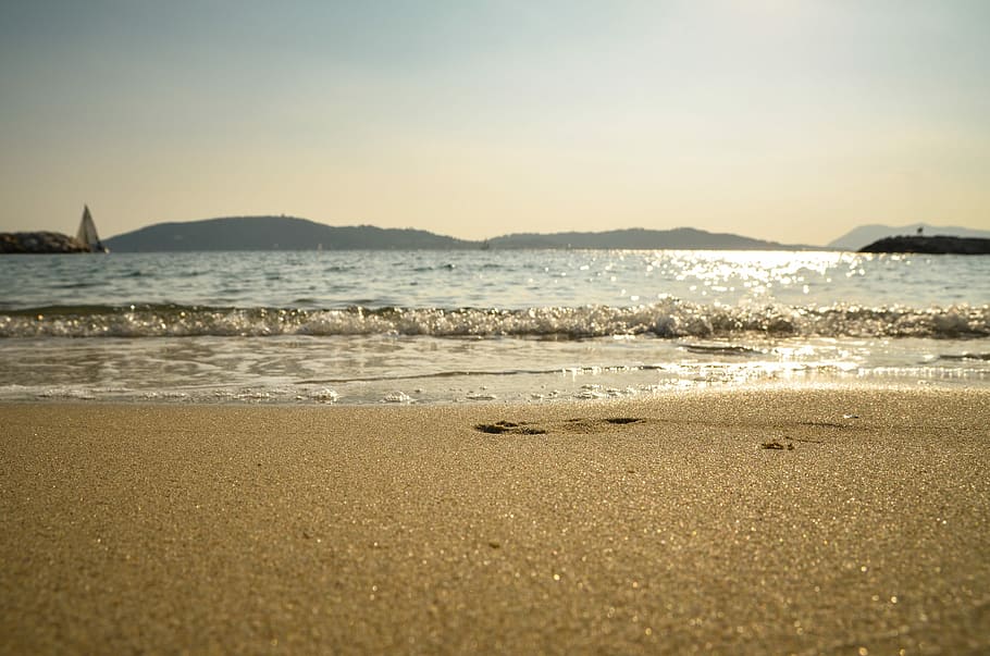body of water across island, body of water and seashore, beach HD wallpaper