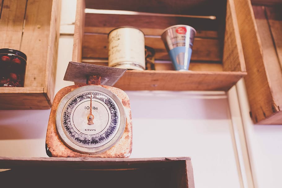 closeup photography of brown analog scale, brown and blue kitchen scale on top of brown wooden shelf HD wallpaper