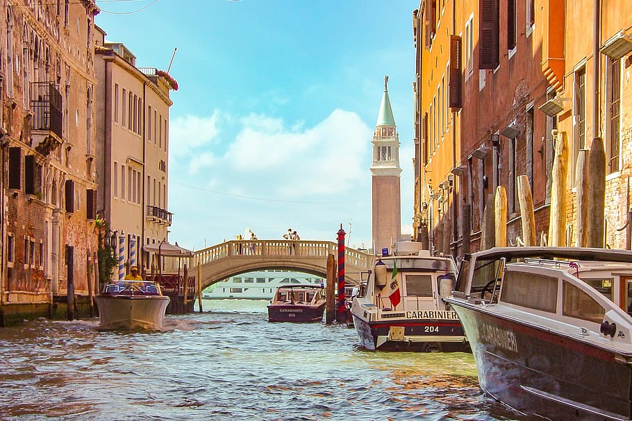 boat beside tall buildings, carabinieri, police, venice, bridge, HD wallpaper