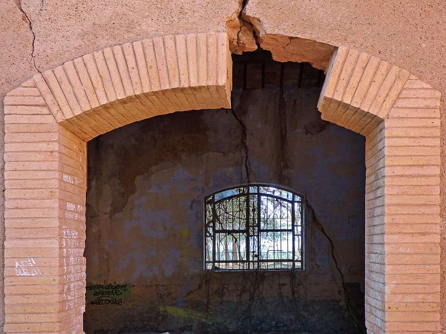 door, arc, brick, ruin, abandoned, cracks, industrial architecture HD wallpaper