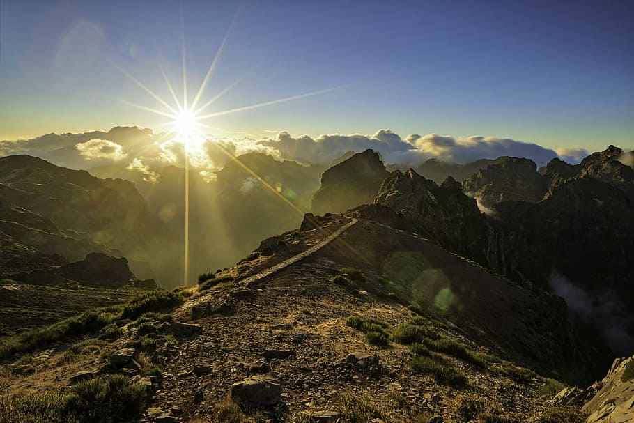 mountains during daytime, mountain cliffs covered with fog, sunshine HD wallpaper
