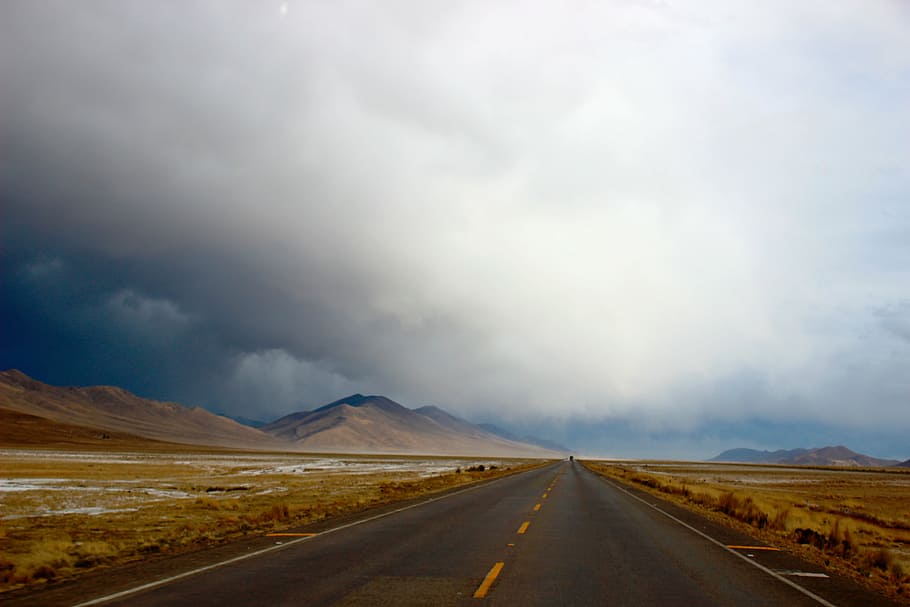empty highway overlooking mountain under white cloudy skies at daytime HD wallpaper