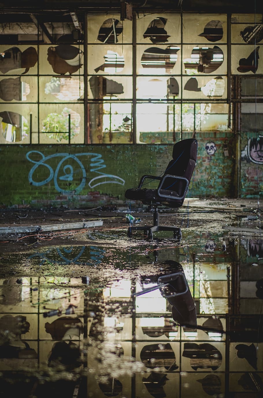 photo of black rolling armchair in an abandoned building, black office rolling chair HD wallpaper