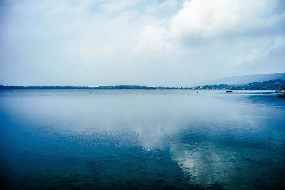 calm water under blue skies, reflection, ocean, beach, shore HD wallpaper