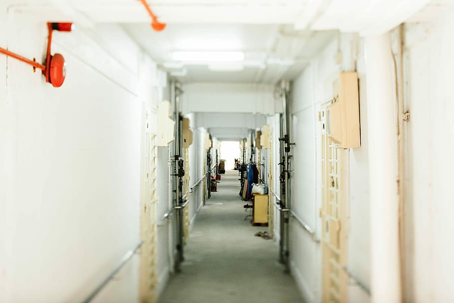 photo of hallway, hallway between white walls, passage, corridor HD wallpaper