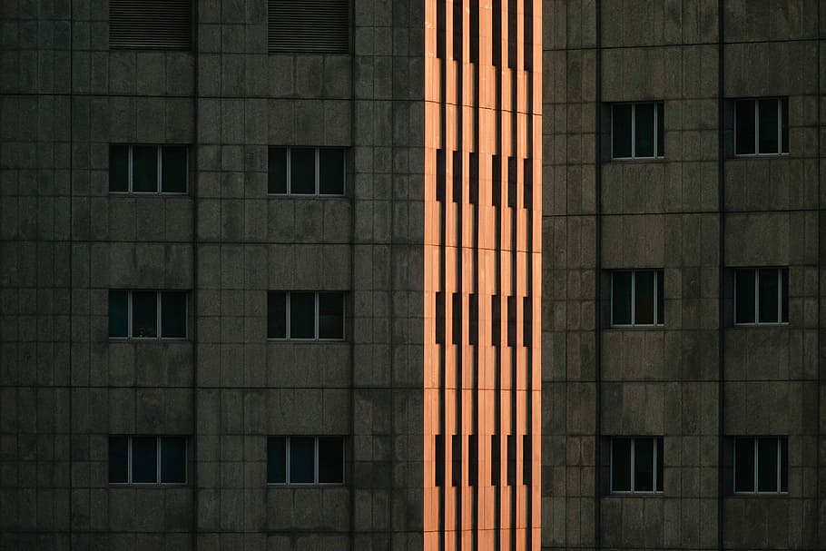 gray concrete building, gray concrete building during daytime HD wallpaper