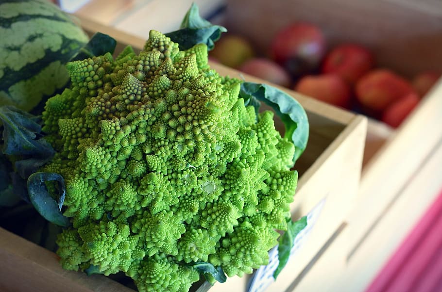 brown wooden crate, romanesco, vegetable, broccoli, cauliflower HD wallpaper