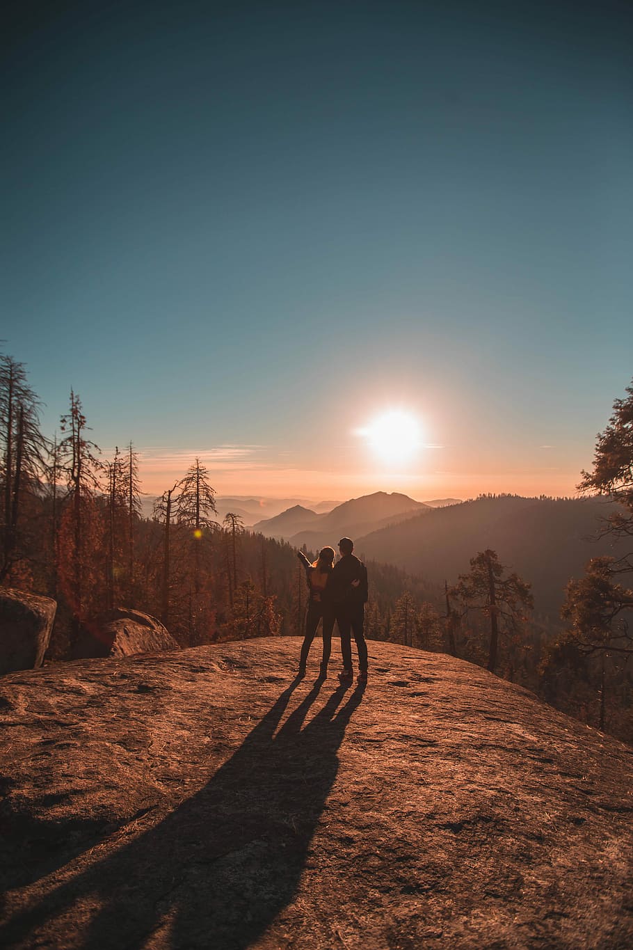 silhouette of man and woman on hill, man and woman watching sunrise HD wallpaper