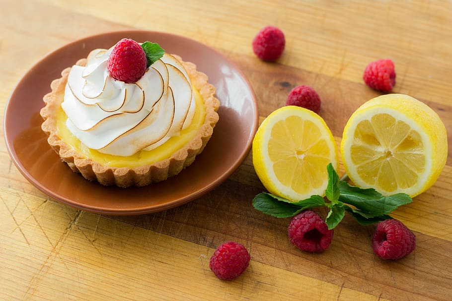 cupcake near on slices of lemon, lime, raspberry, food and drink HD wallpaper