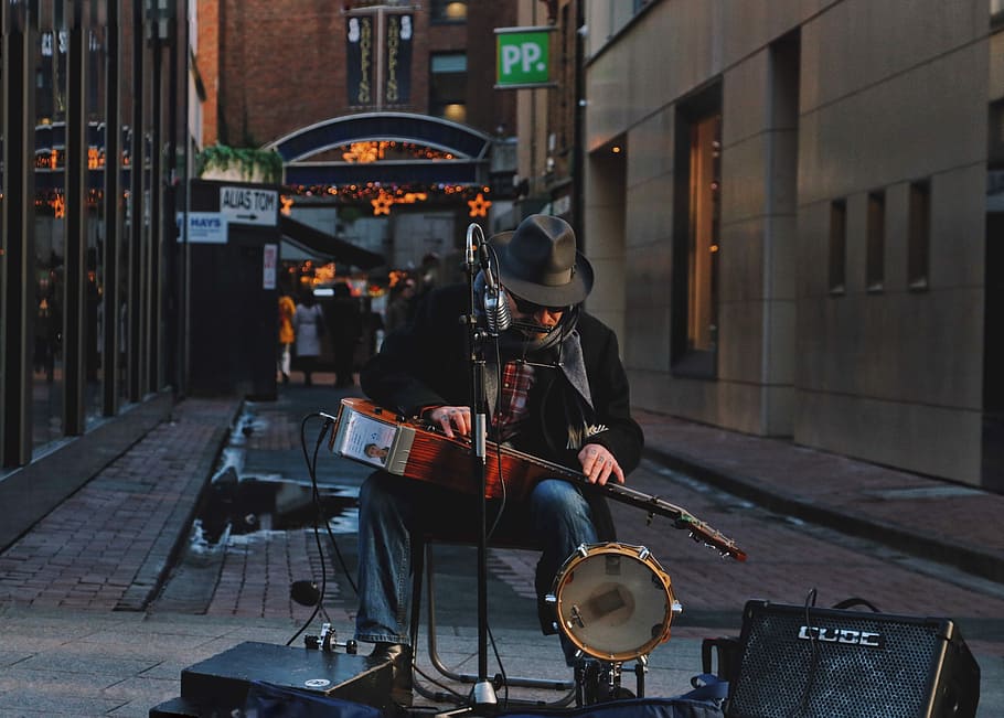 street performer on road, man, male, guy, hat, one person, real people HD wallpaper