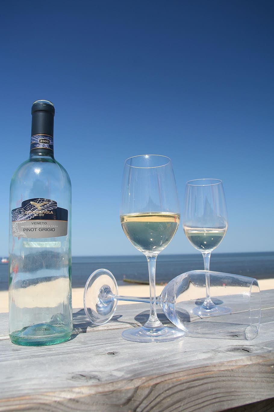 wine glasses on table under sunny sky, sylt, summer, beach HD wallpaper