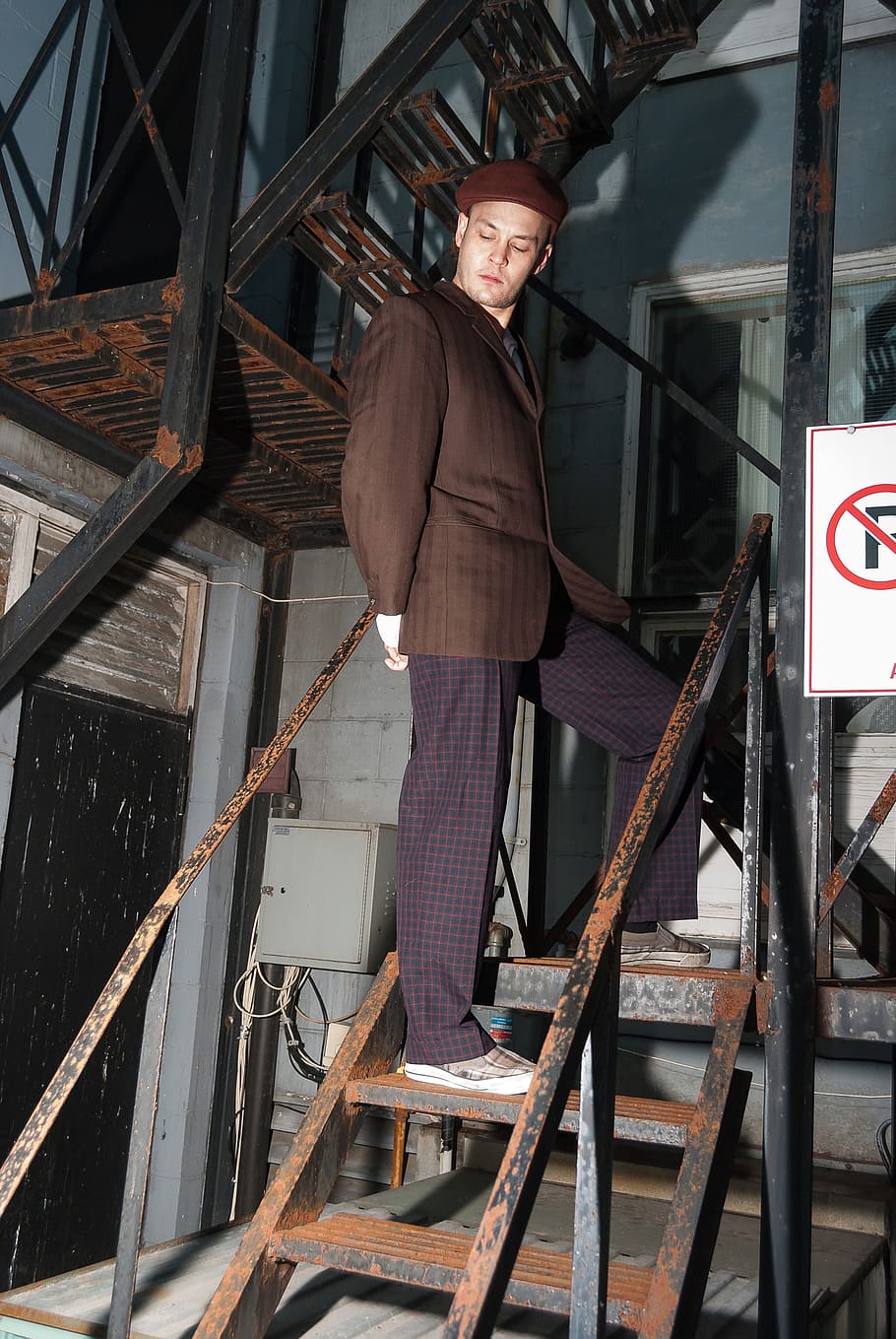 Male, Model, Fire Escape, Costume, cosplay, hat, flash, urban HD wallpaper