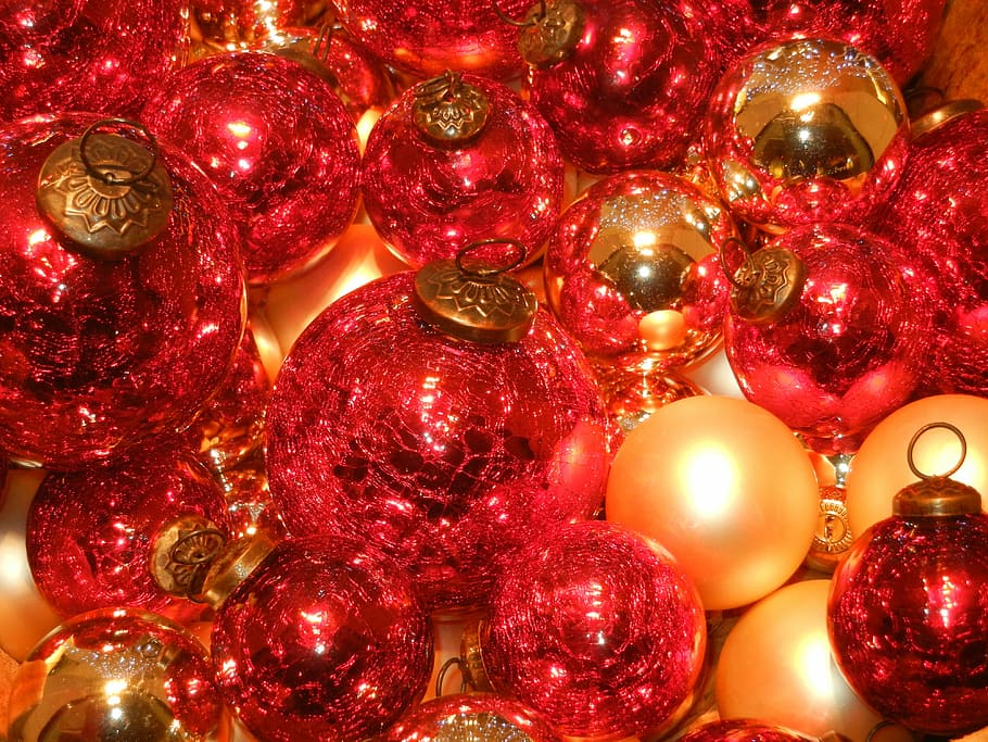 red and gold Christmas baubles, balls, lighting, christmas ornaments HD wallpaper