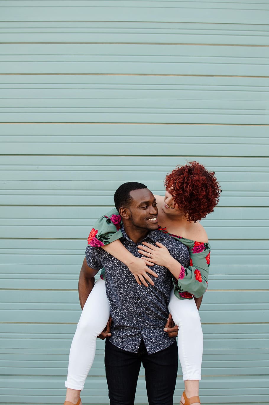 man carrying a woman on back, couple, interracial, love, african Ethnicity, HD wallpaper