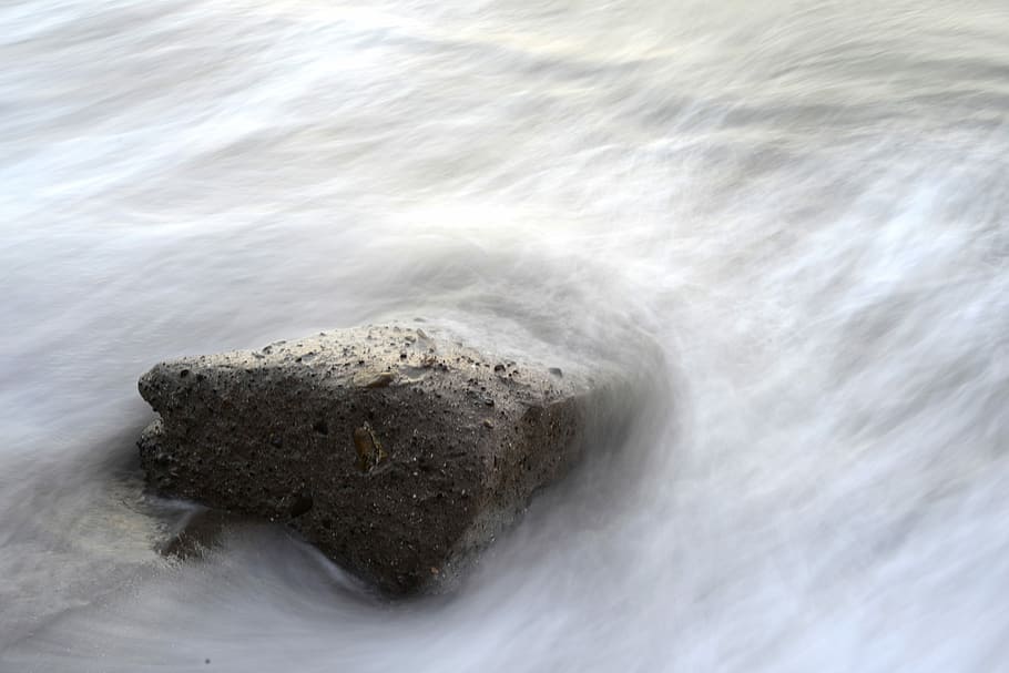 brown rock fragment and body of water, rock covered with mist HD wallpaper