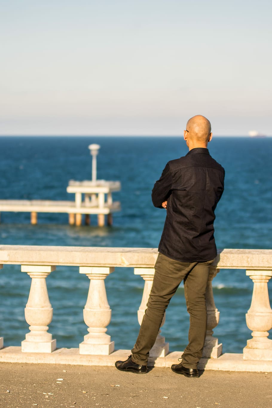 man stand beside terrace, sea, water, beach, ocean, outdoors HD wallpaper