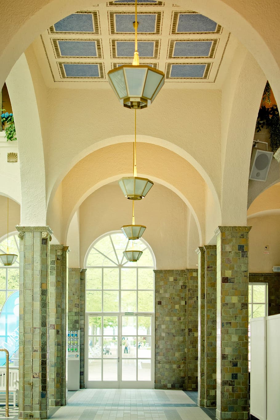 Round Arch, Arch, Hall, Columnar, pillared hall, hanging lamps HD wallpaper
