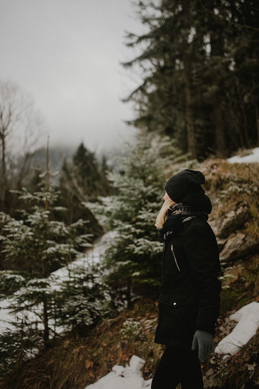 standing woman near green plants and trees during daytime, selective focus photo of woman standing near mountain HD wallpaper