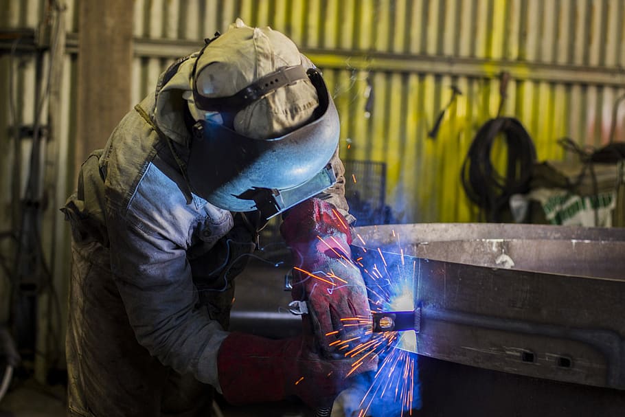 Online Crop Hd Wallpaper Soldador Man Using Welding Machine