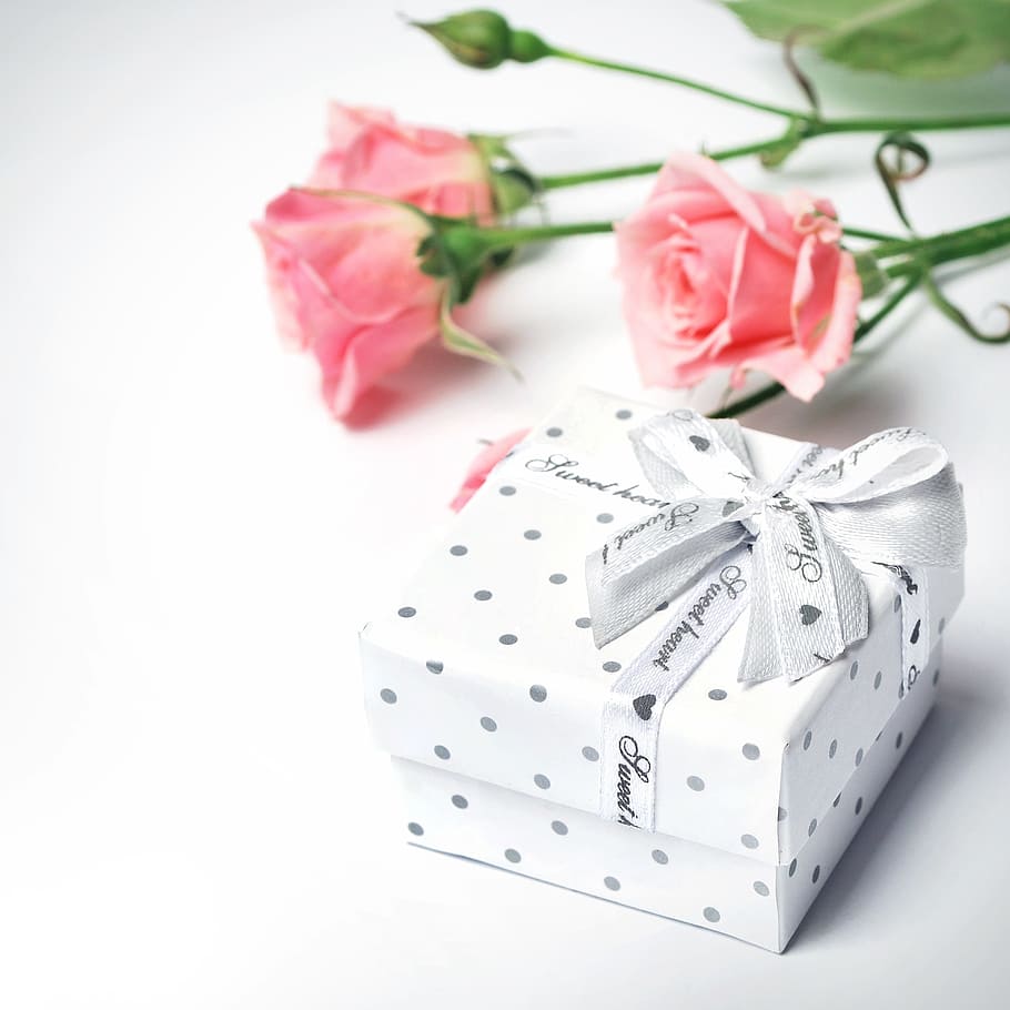 white gift box, flowers, roses, bud, beautiful, holiday, plants, HD wallpaper
