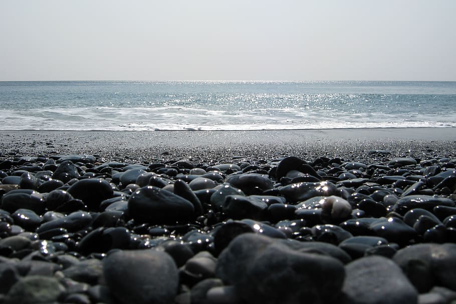 beach, stones, sun, reflection, back light, sea, land, water HD wallpaper