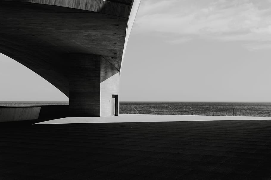 grayscale photo of concrete building, architecture, structure HD wallpaper
