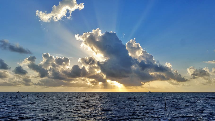 sunrise, clouds, ocean, landscape, rays, sky, golden sun, horizon HD wallpaper