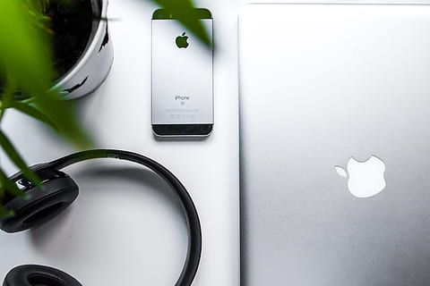 space gray iPhone SE beside headphones and silver MacBook, space gray iPhone 5s beside MacBook HD wallpaper