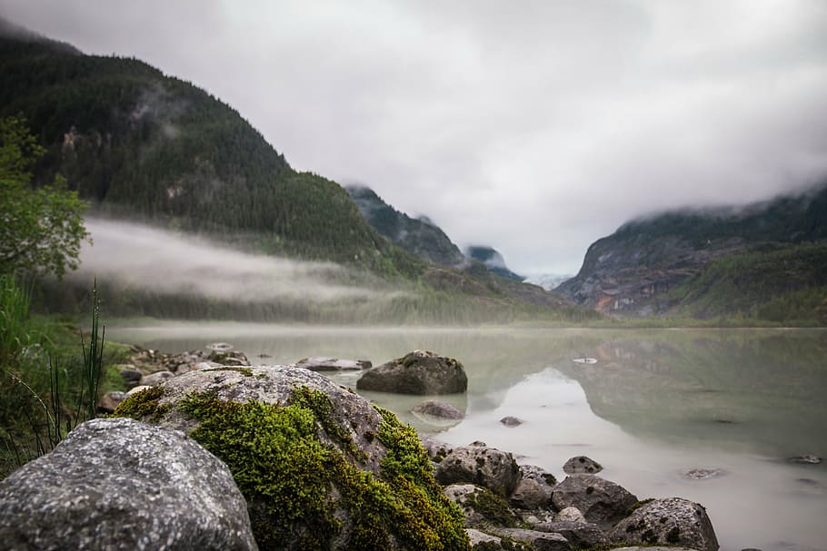 mountain near body of water under fog, river, rocks, green HD wallpaper