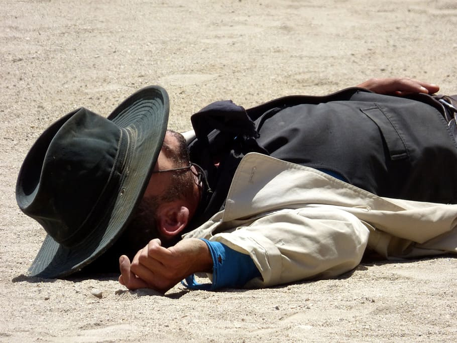 cowboy, dead, lying, hat, ground, death, desert, wild west HD wallpaper