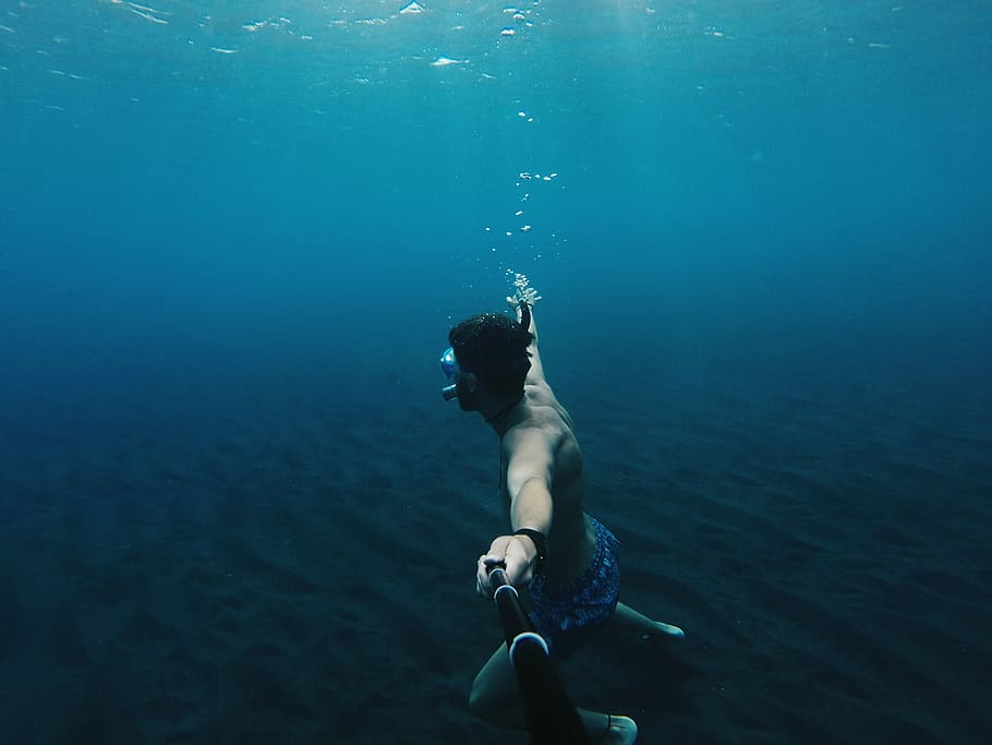 person under body of water, man diving in sea, male, ocean, underwater, HD wallpaper